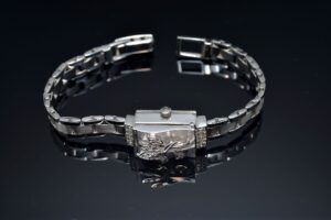 C.1966 Omega Ladys rectangular cocktail watch with Brilliant-cut diamonds hunter cover manual winding in 18KWG and box - Image 9