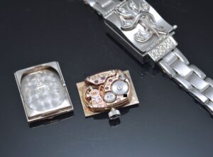 C.1966 Omega Ladys rectangular cocktail watch with Brilliant-cut diamonds hunter cover manual winding in 18KWG and box - Image 7