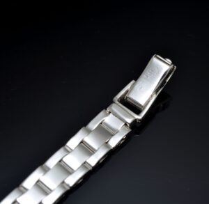 C.1966 Omega Ladys rectangular cocktail watch with Brilliant-cut diamonds hunter cover manual winding in 18KWG and box - Image 5