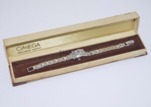 C.1966 Omega Ladys rectangular cocktail watch with Brilliant-cut diamonds hunter cover manual winding in 18KWG and box - Image 4
