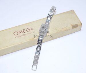 C.1966 Omega Ladys rectangular cocktail watch with Brilliant-cut diamonds hunter cover manual winding in 18KWG and box - Image 3