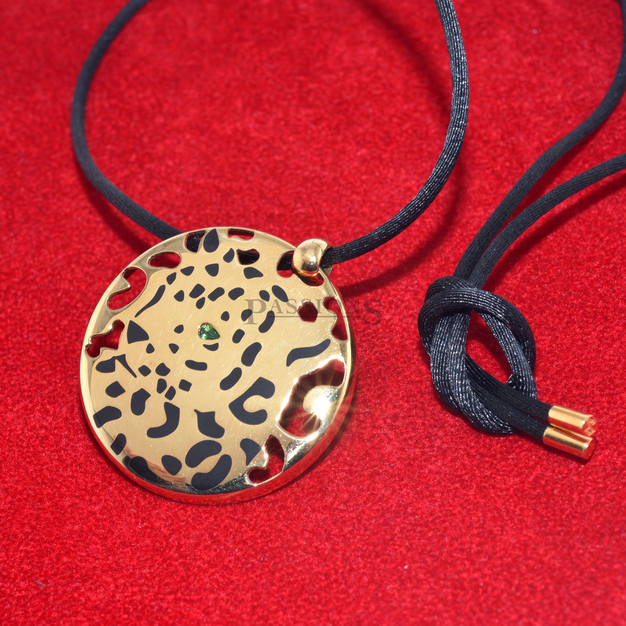 2010 Cartier, 38mm Panthère de Cartier necklace in 18K yellow gold with green Tsavorite gemstone and black lacquer