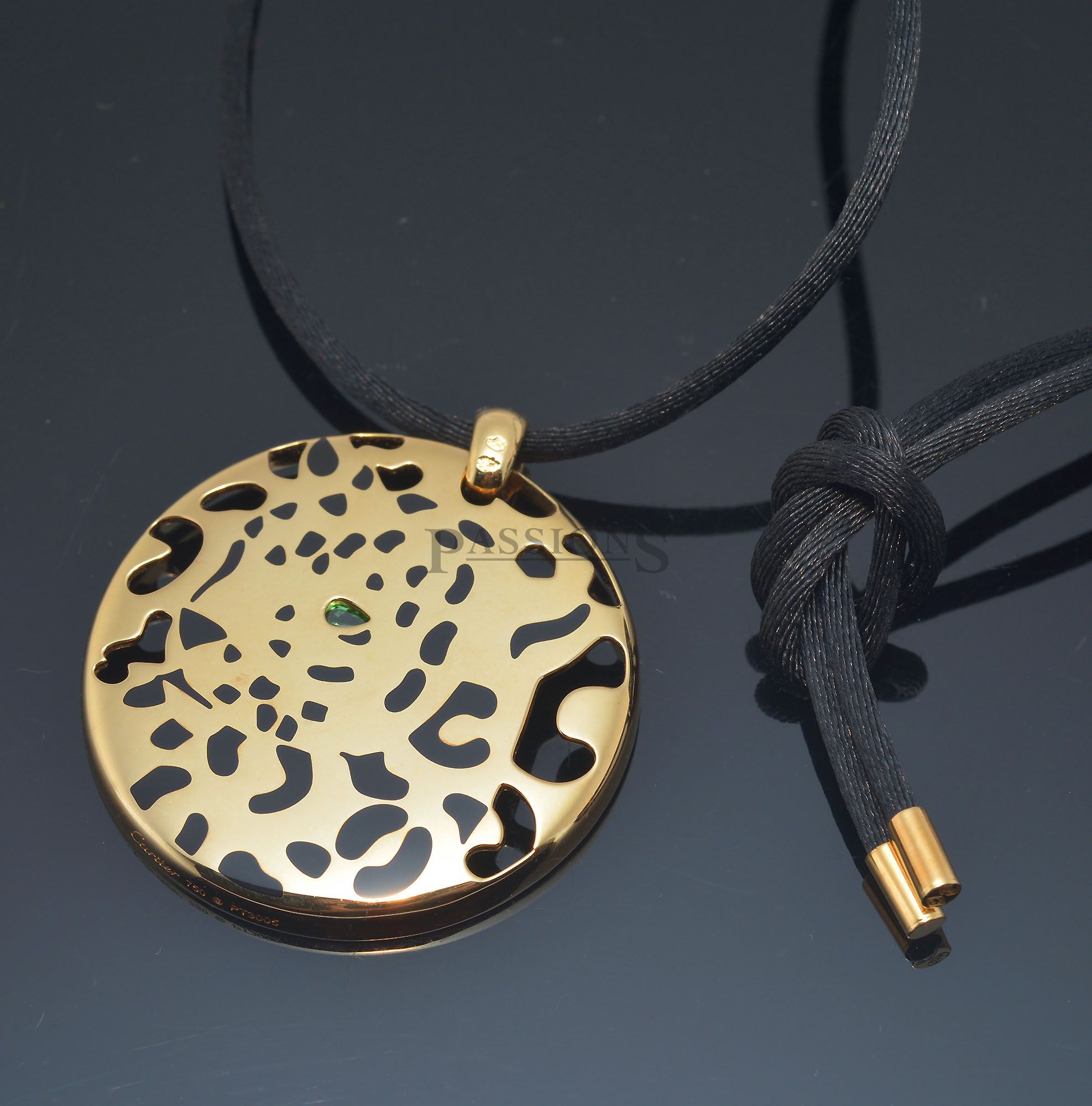 2010 Cartier, 38mm Panthère de Cartier necklace in 18K yellow gold with green Tsavorite gemstone and black lacquer - Image 9