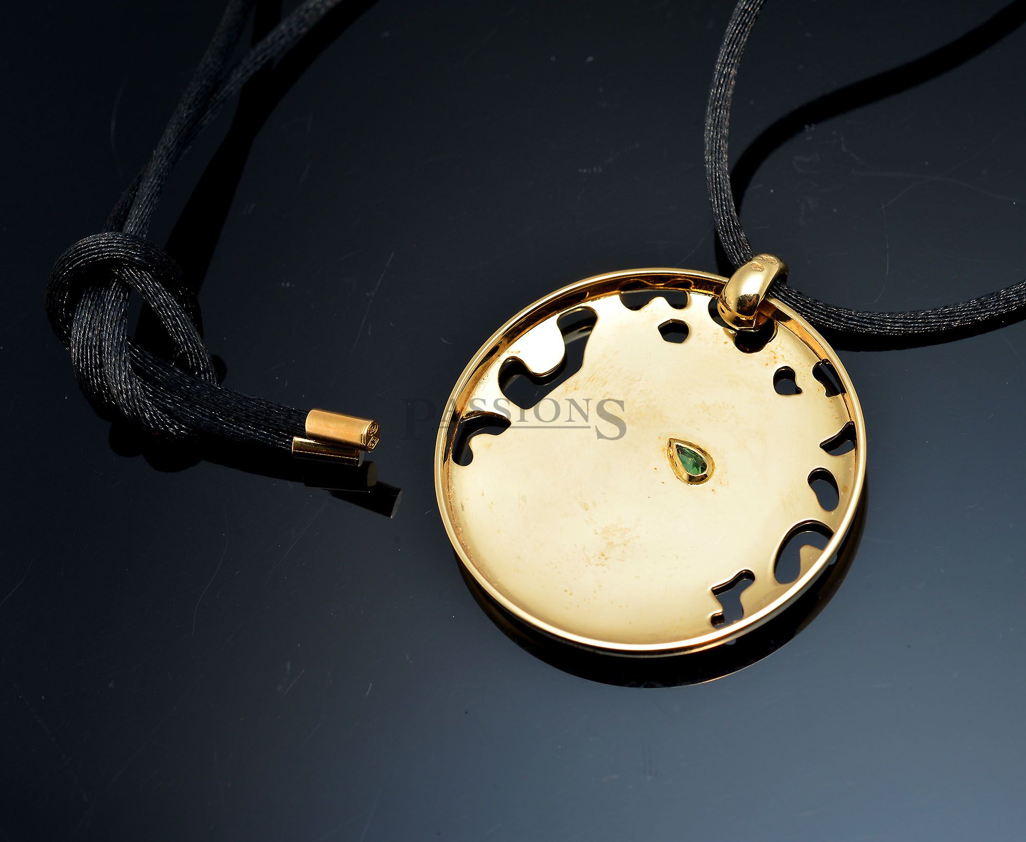 2010 Cartier, 38mm Panthère de Cartier necklace in 18K yellow gold with green Tsavorite gemstone and black lacquer - Image 8