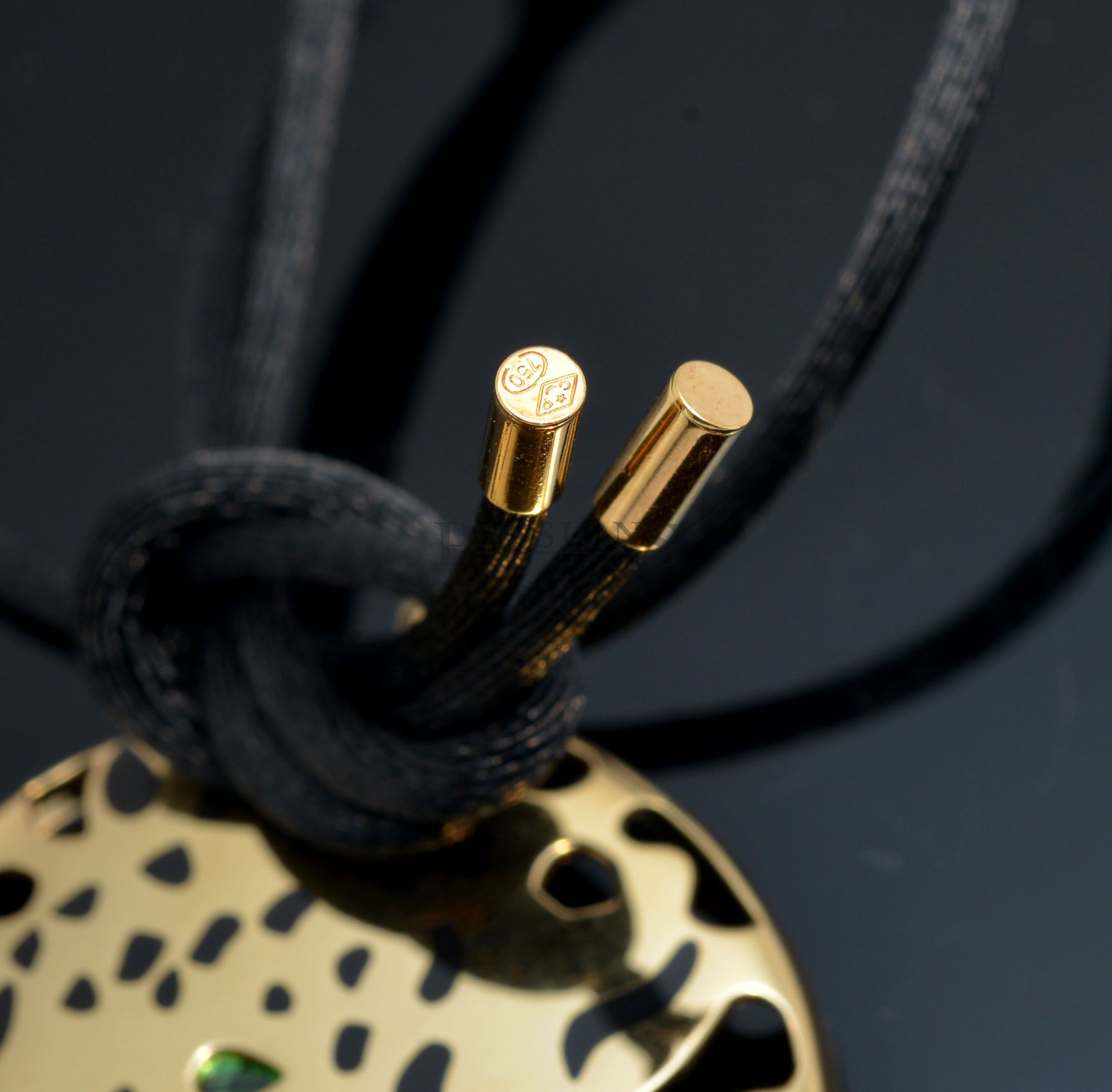 2010 Cartier, 38mm Panthère de Cartier necklace in 18K yellow gold with green Tsavorite gemstone and black lacquer - Image 7