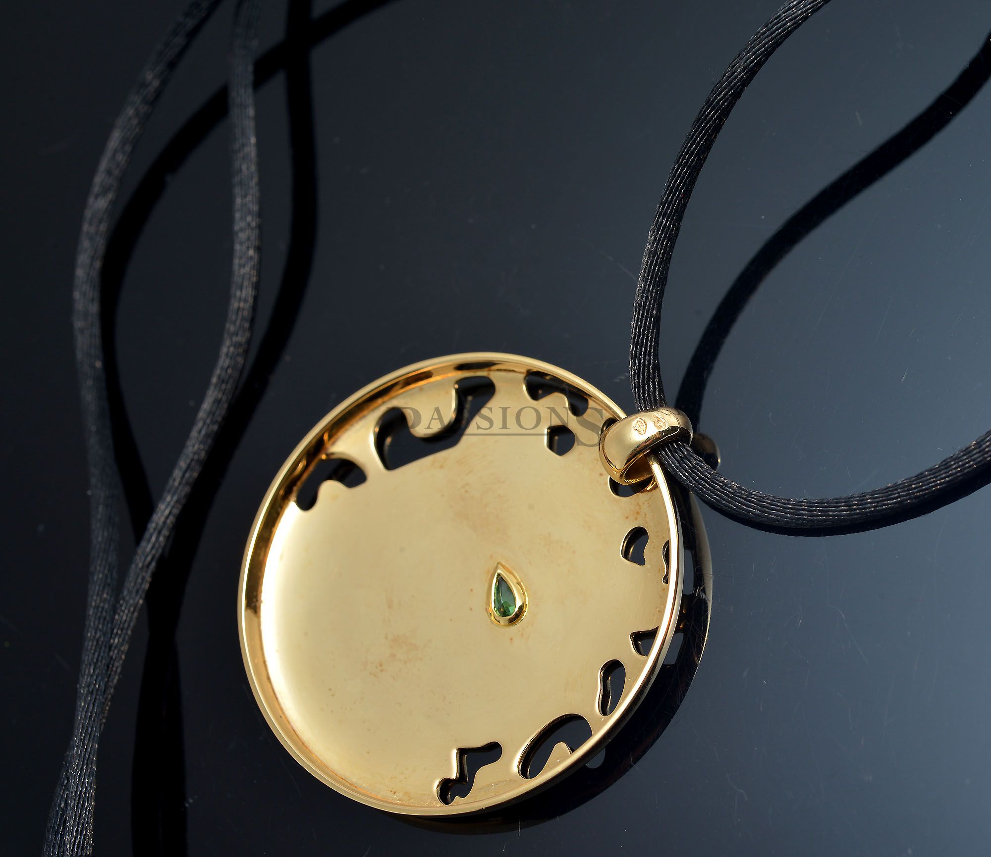 2010 Cartier, 38mm Panthère de Cartier necklace in 18K yellow gold with green Tsavorite gemstone and black lacquer - Image 5