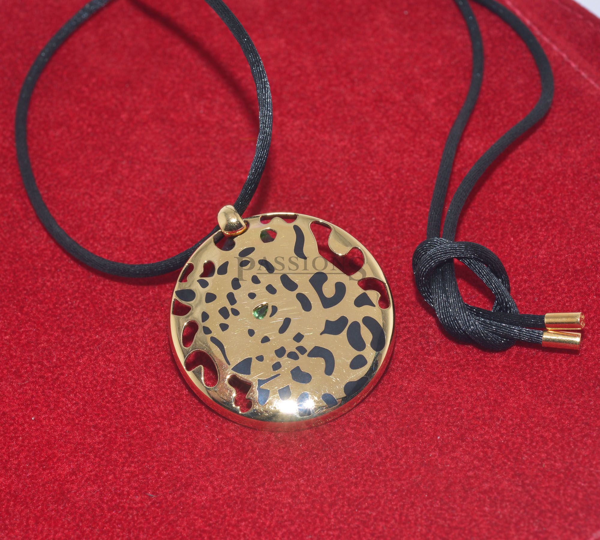 2010 Cartier, 38mm Panthère de Cartier necklace in 18K yellow gold with green Tsavorite gemstone and black lacquer - Image 4