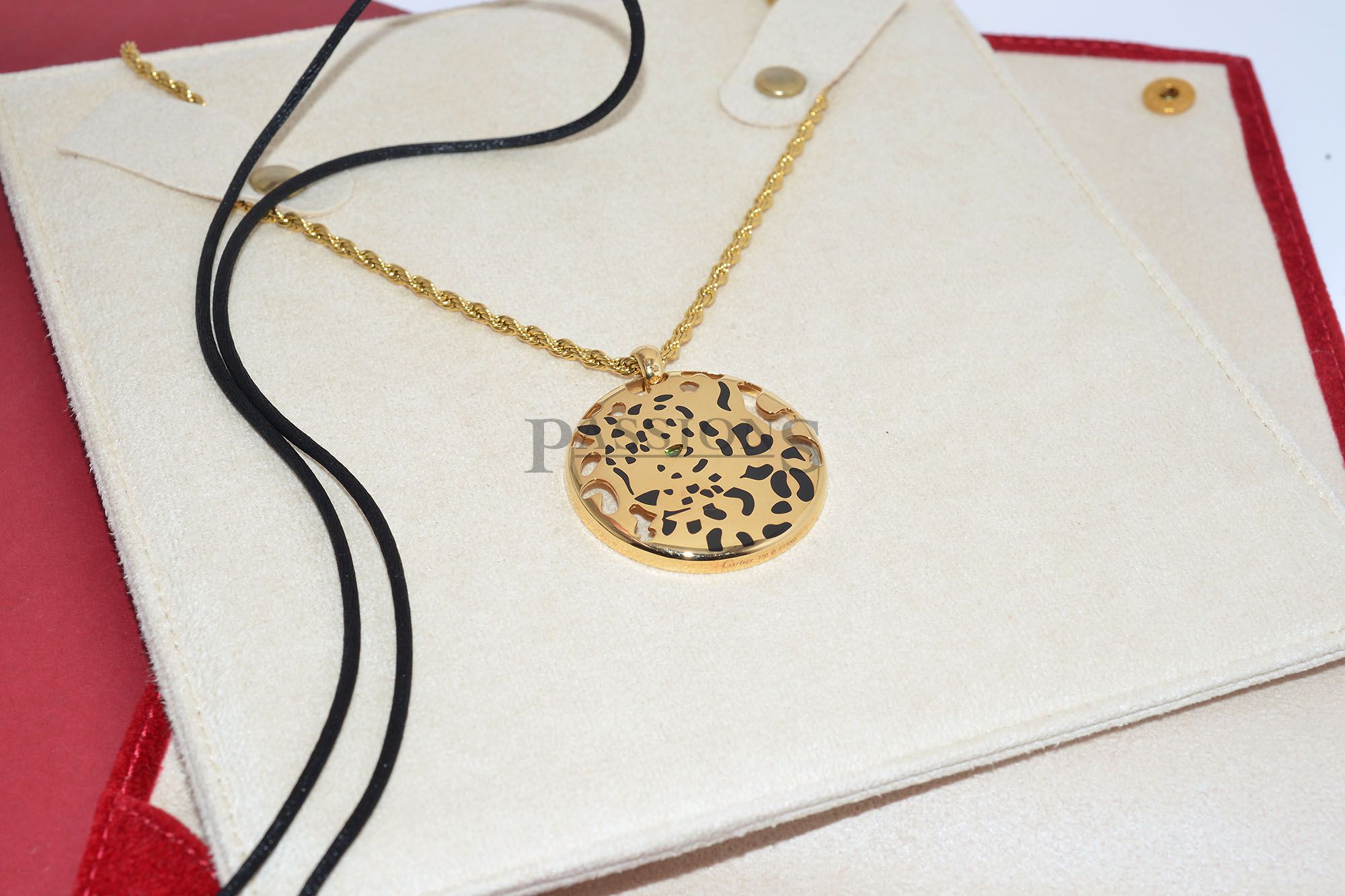 2010 Cartier, 38mm Panthère de Cartier necklace in 18K yellow gold with green Tsavorite gemstone and black lacquer - Image 3